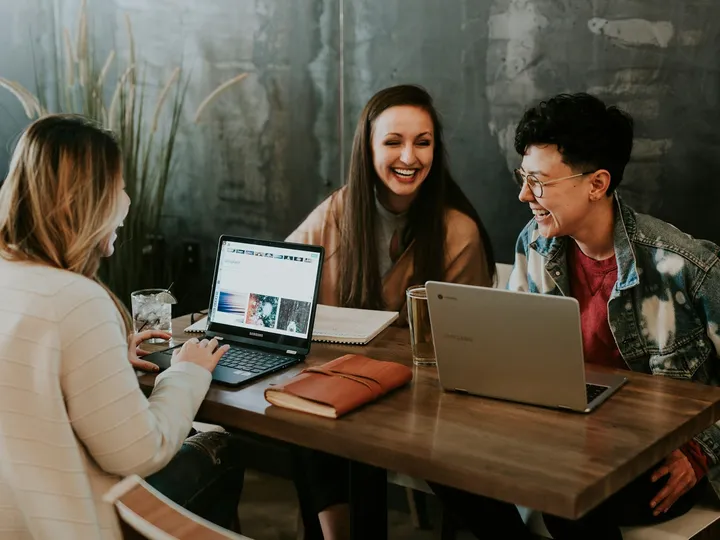 Equipo de Eccox colaborando y compartiendo ideas alrededor de una mesa.